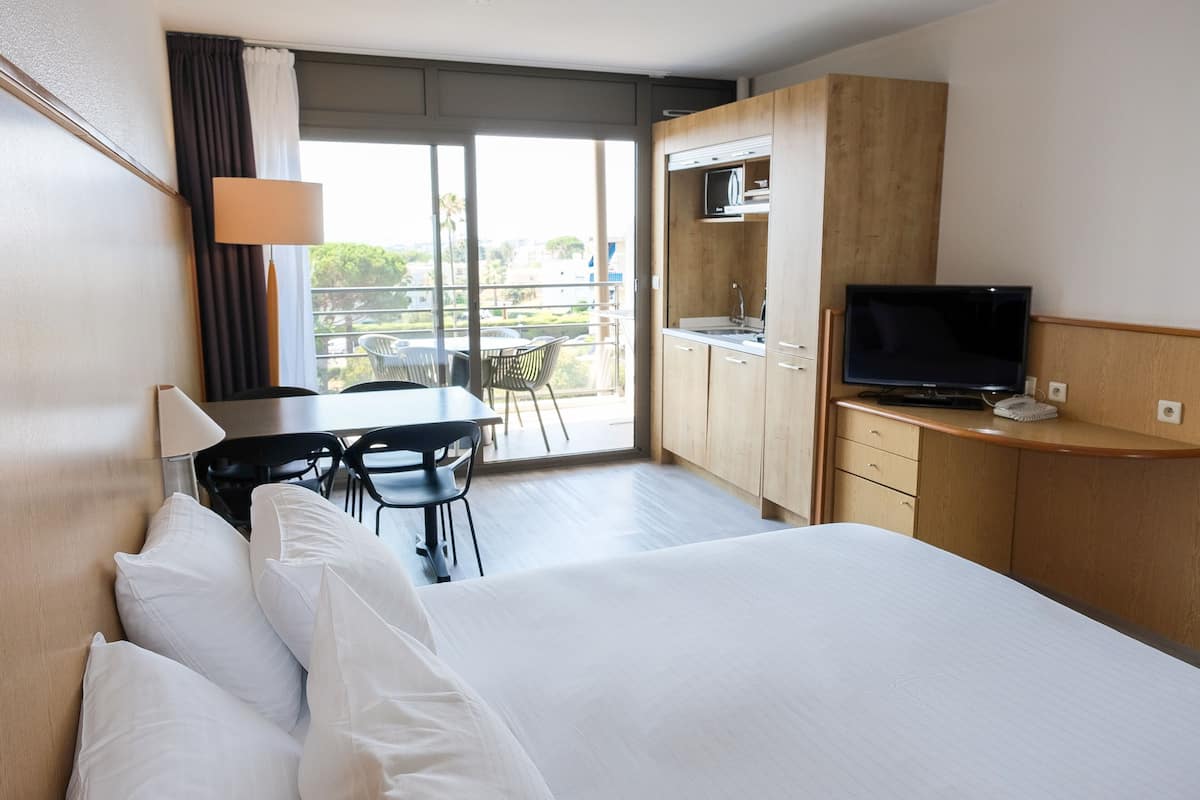 1 bedroom, in-room safe, desk, soundproofing