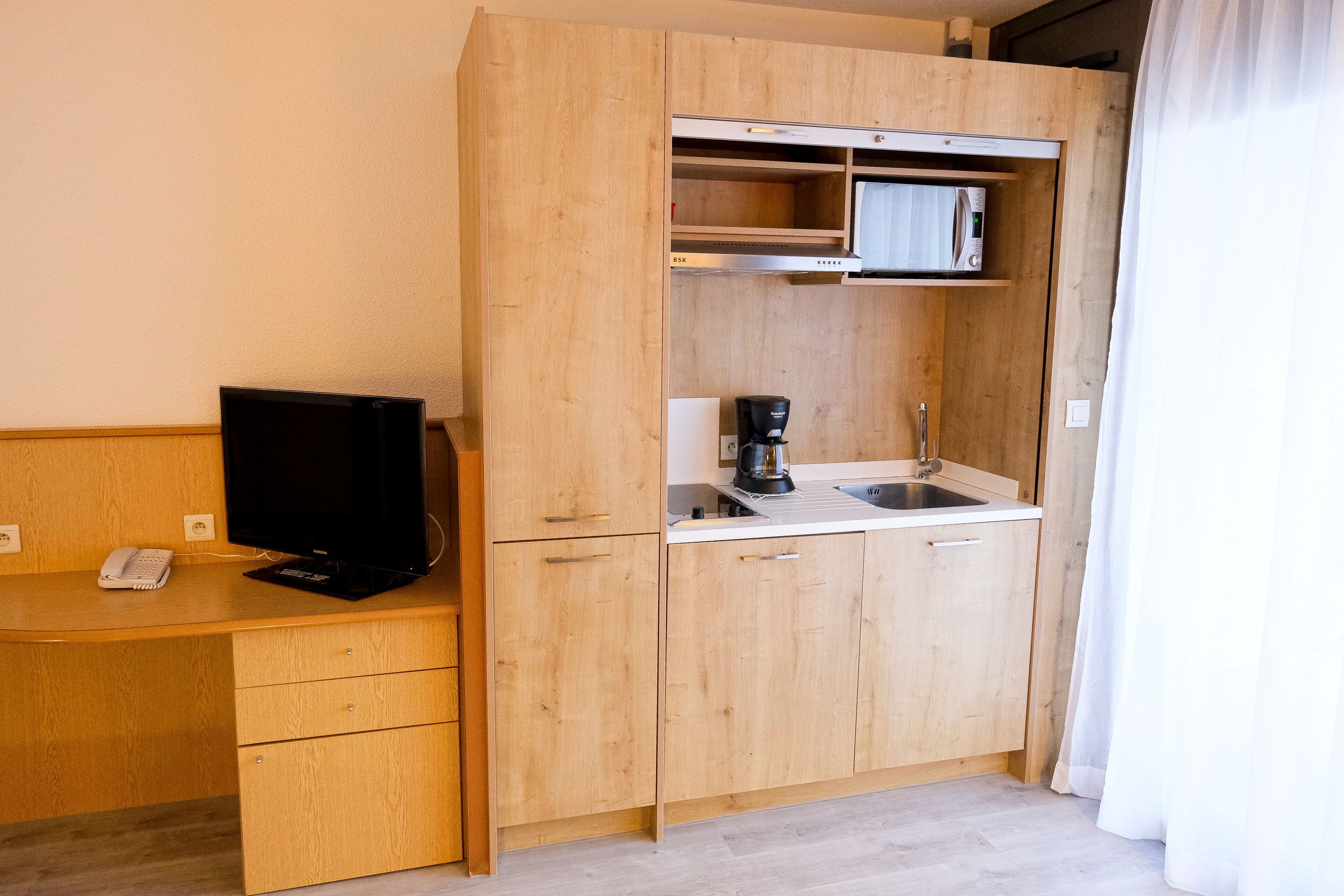 fridge, microwave, stovetop, dishwasher