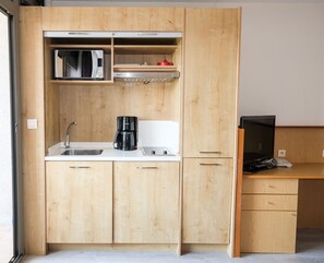 Värdeförvaringsskåp på rummet, skrivbord och ljudisolering