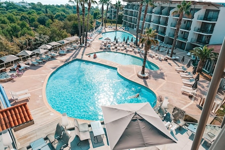 Indoor pool, seasonal outdoor pool, pool umbrellas, sun loungers. Résidence & Spa – Thalazur Antibes