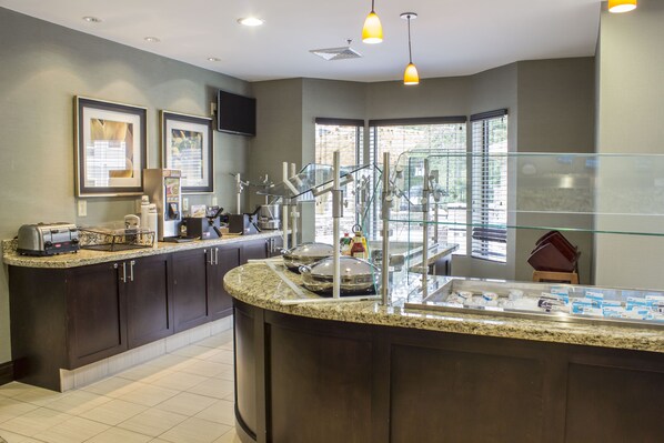 Free daily buffet breakfast  - Staybridge Suites Jacksonville - Camp Lejeune Area by IHG (Jacksonville)