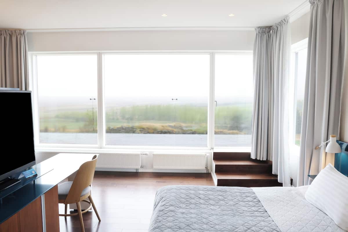 suite | desk, laptop workspace, soundproofing, free wifi