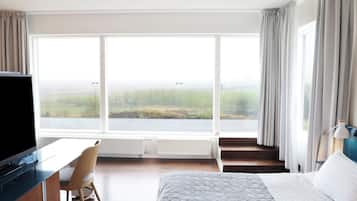 Suite | Desk, laptop workspace, soundproofing, free WiFi