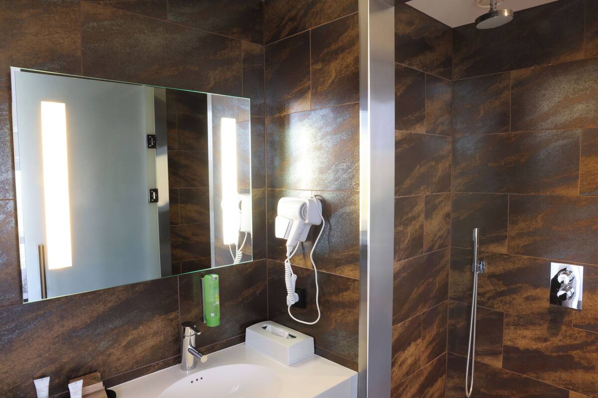 suite | bathroom | shower, hair dryer, towels