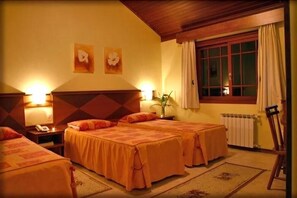 Minibar, Verdunkelungsvorhänge, kostenloses WLAN