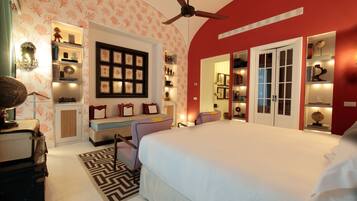 Suite – junior (Courtyard view) | Sengetøy i egyptisk bomull, sengetøy av topp kvalitet og dundyner