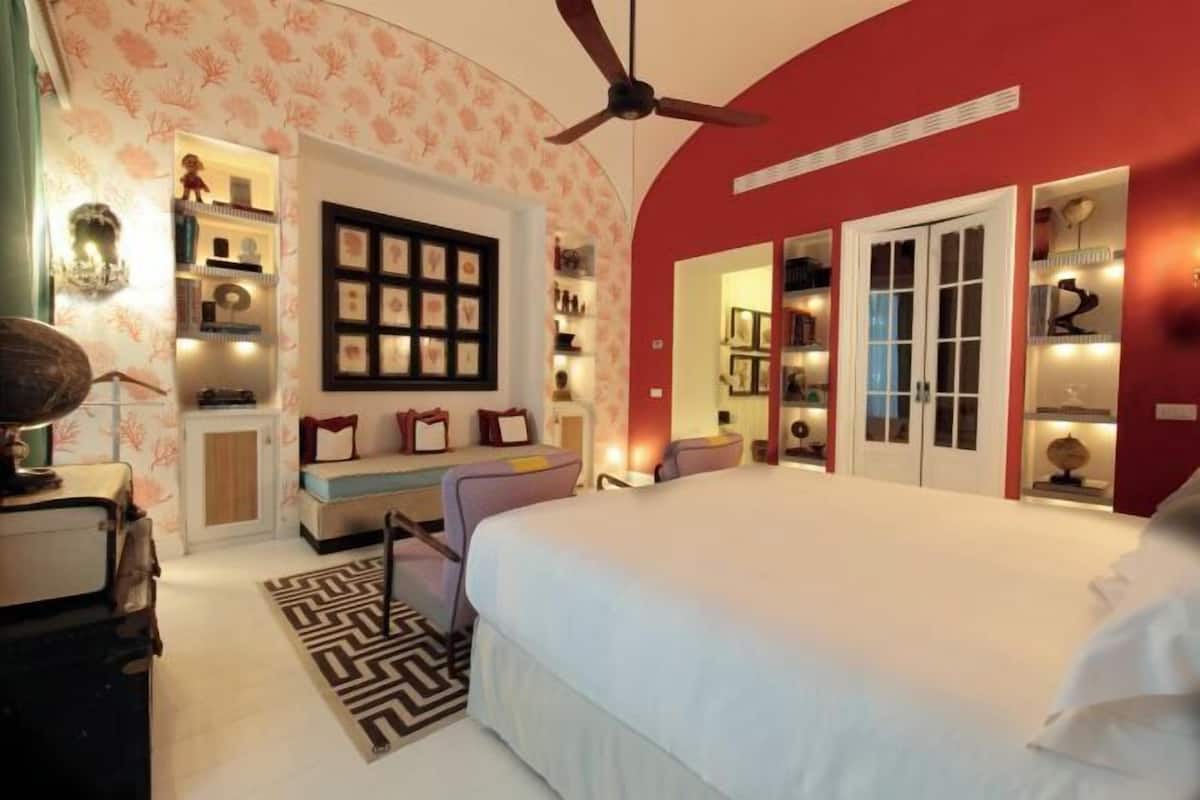 Egyptian cotton sheets, premium bedding, down comforters, pillowtop beds