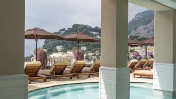 Piscine couverte, piscine extérieure, chaises longues