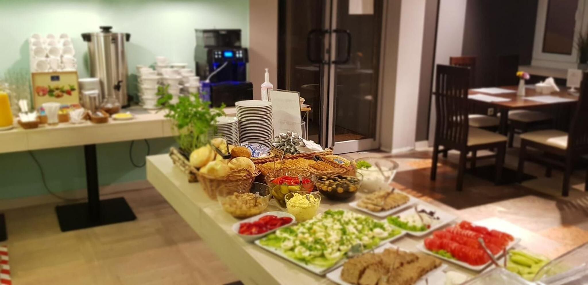 حيث تُقدم وجبات الإفطار، الغداء، العشاء، الأطباق المحلية