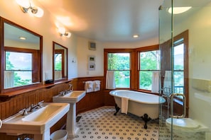 Superior Room | Bathroom | Hair dryer, dressing gowns, towels