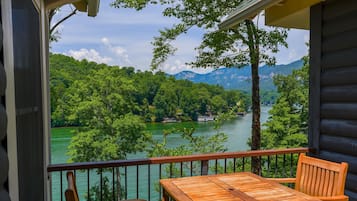 Superior Room | Desk, iron/ironing board, free WiFi, bed sheets