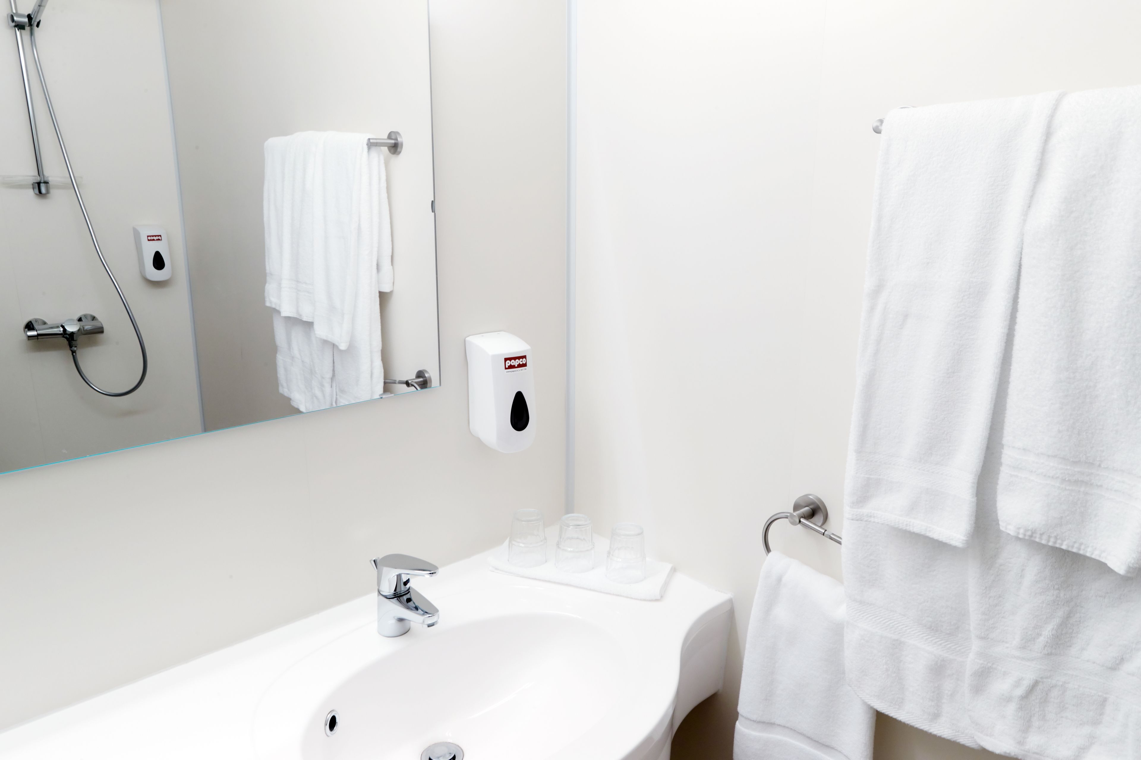 standard triple room | bathroom sink