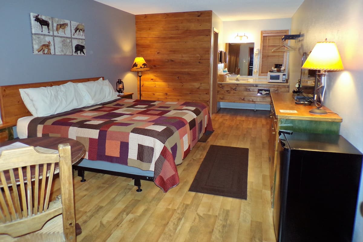 Single King | Egyptian cotton sheets, pillow-top beds, iron/ironing board, free WiFi