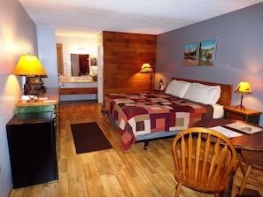 Single King | Egyptian cotton sheets, pillow-top beds, iron/ironing board, free WiFi