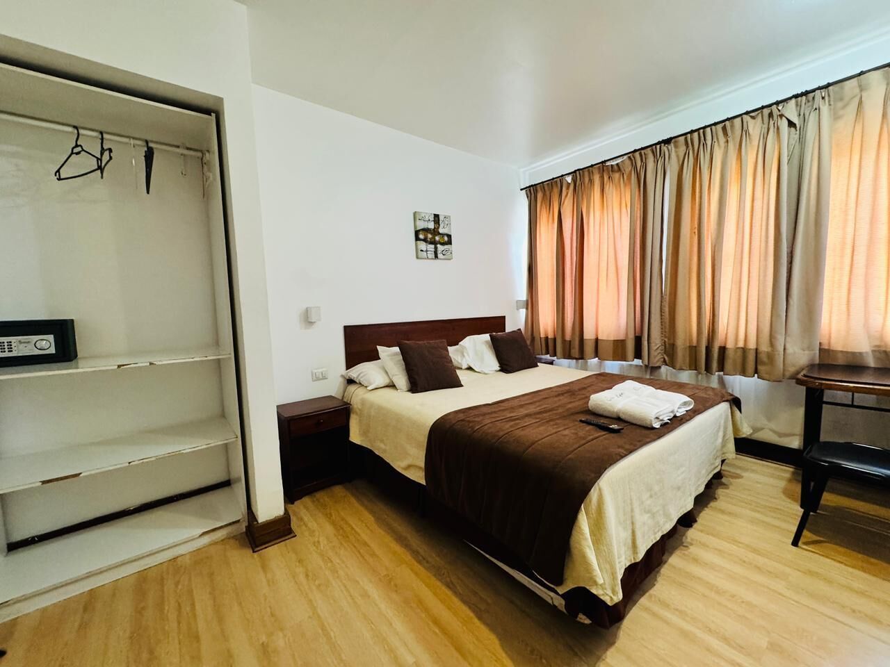 14 ห้องนอน, ตู้นิรภัยในห้องพัก, พื้นที่ทำงานแบบใช้แล็ปท็อป, Wi-Fi ฟรี