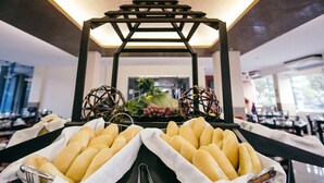 Un buffet avec des paniers de pain et une pièce maîtresse décorative.