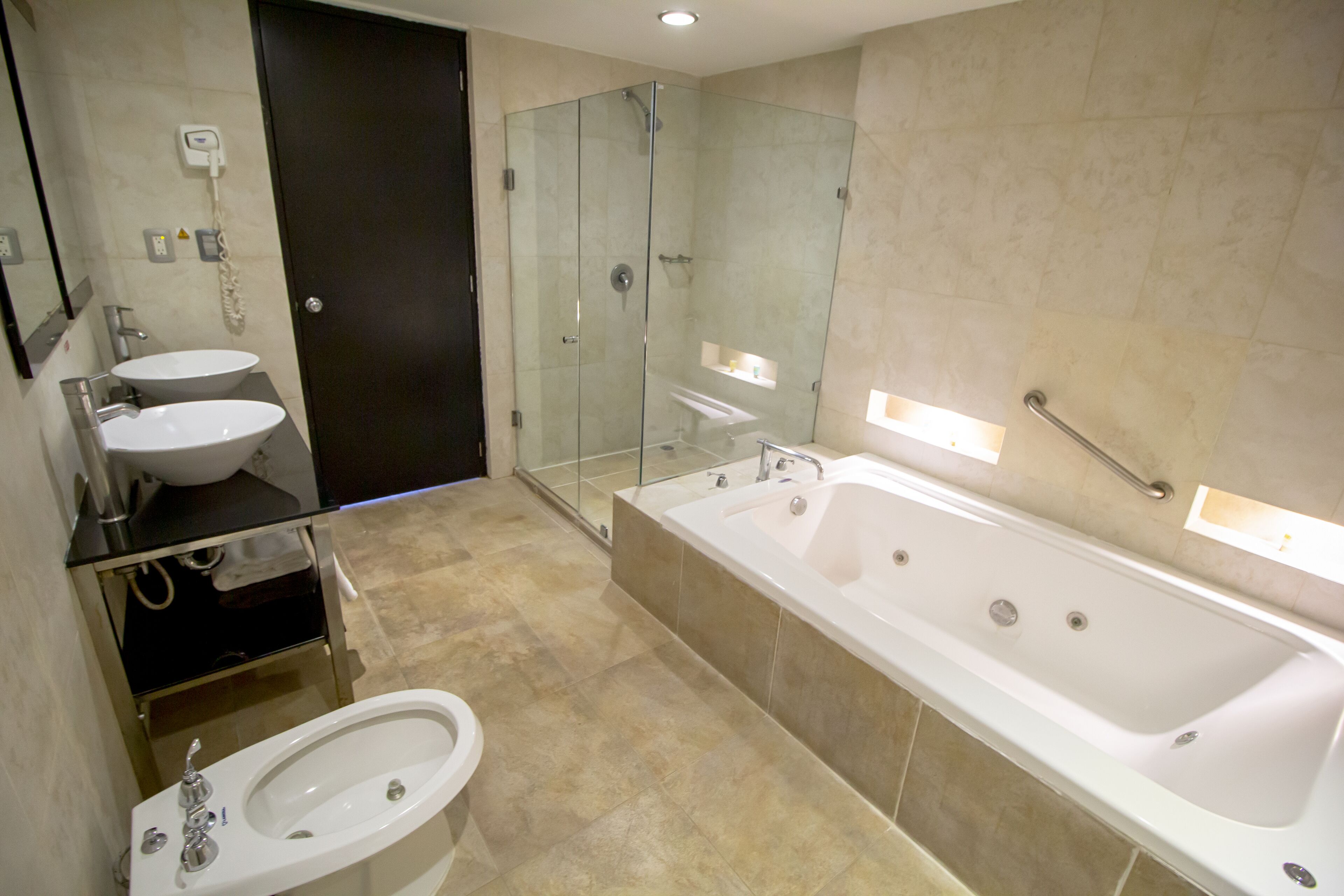 suite (master) | bathroom | hair dryer, towels, shampoo
