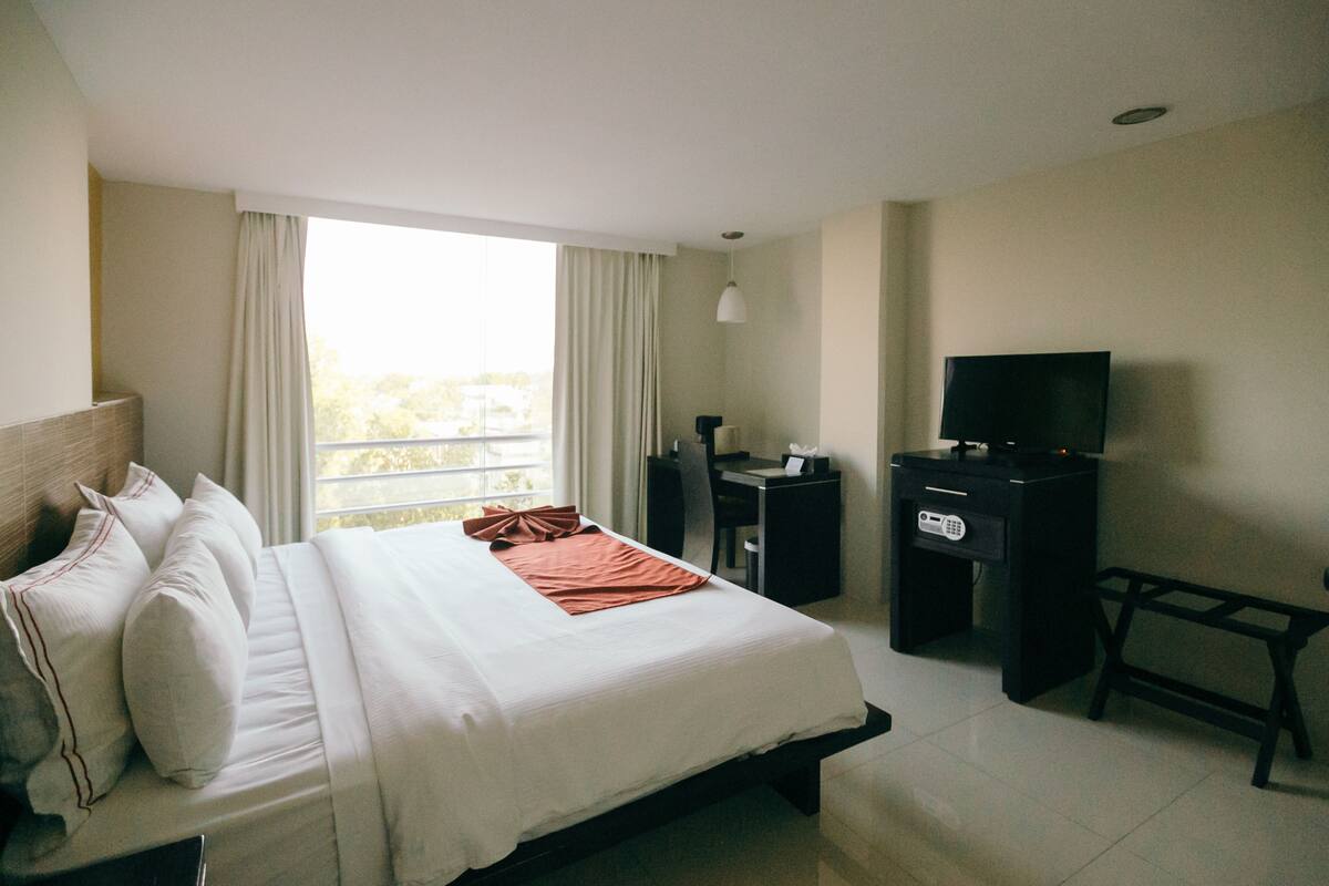 Deluxe Room, 1 King Bed | Premium bedding, in-room safe, desk, soundproofing