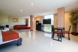 Ropa de cama de alta calidad y caja de seguridad en la habitación 