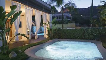 Inomhuspool, en säsongsöppen utomhuspool, parasoller och solstolar