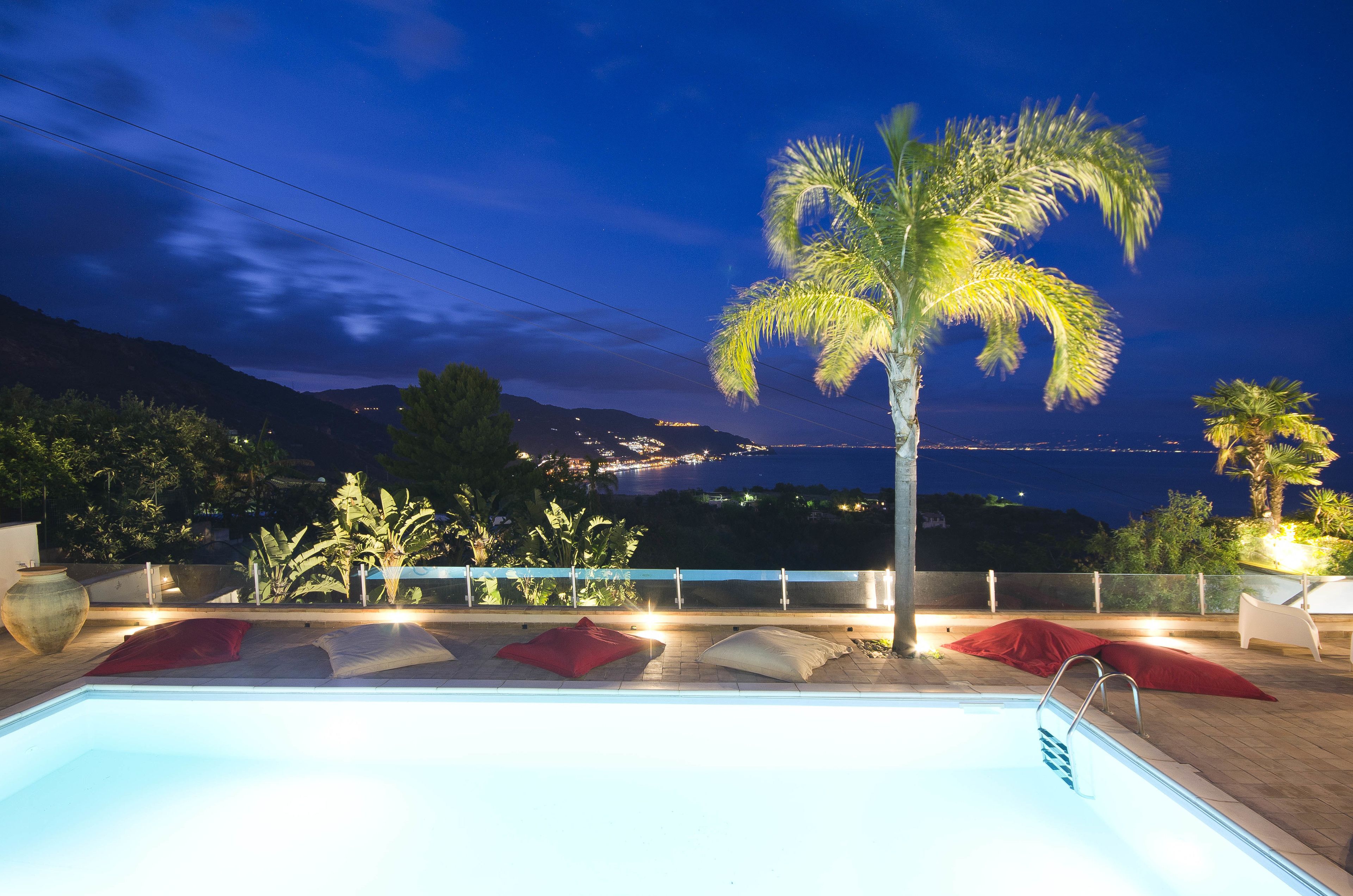 Una piscina techada, una piscina al aire libre de temporada, sombrillas