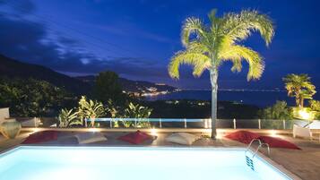 Inomhuspool, en säsongsöppen utomhuspool, parasoller och solstolar