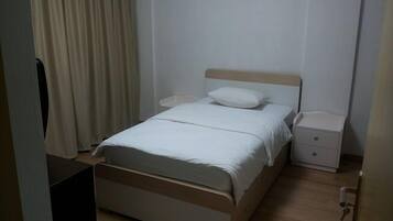 Tvåbäddsrum | Duntäcken, bäddmadrasser, skrivbord och strykjärn/strykbräda