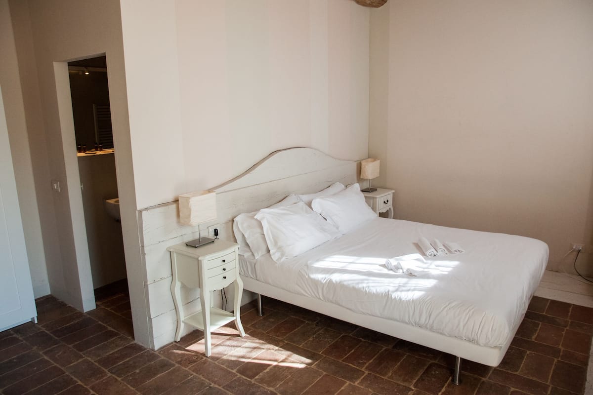 Minibar, desk, cots/infant beds, free WiFi