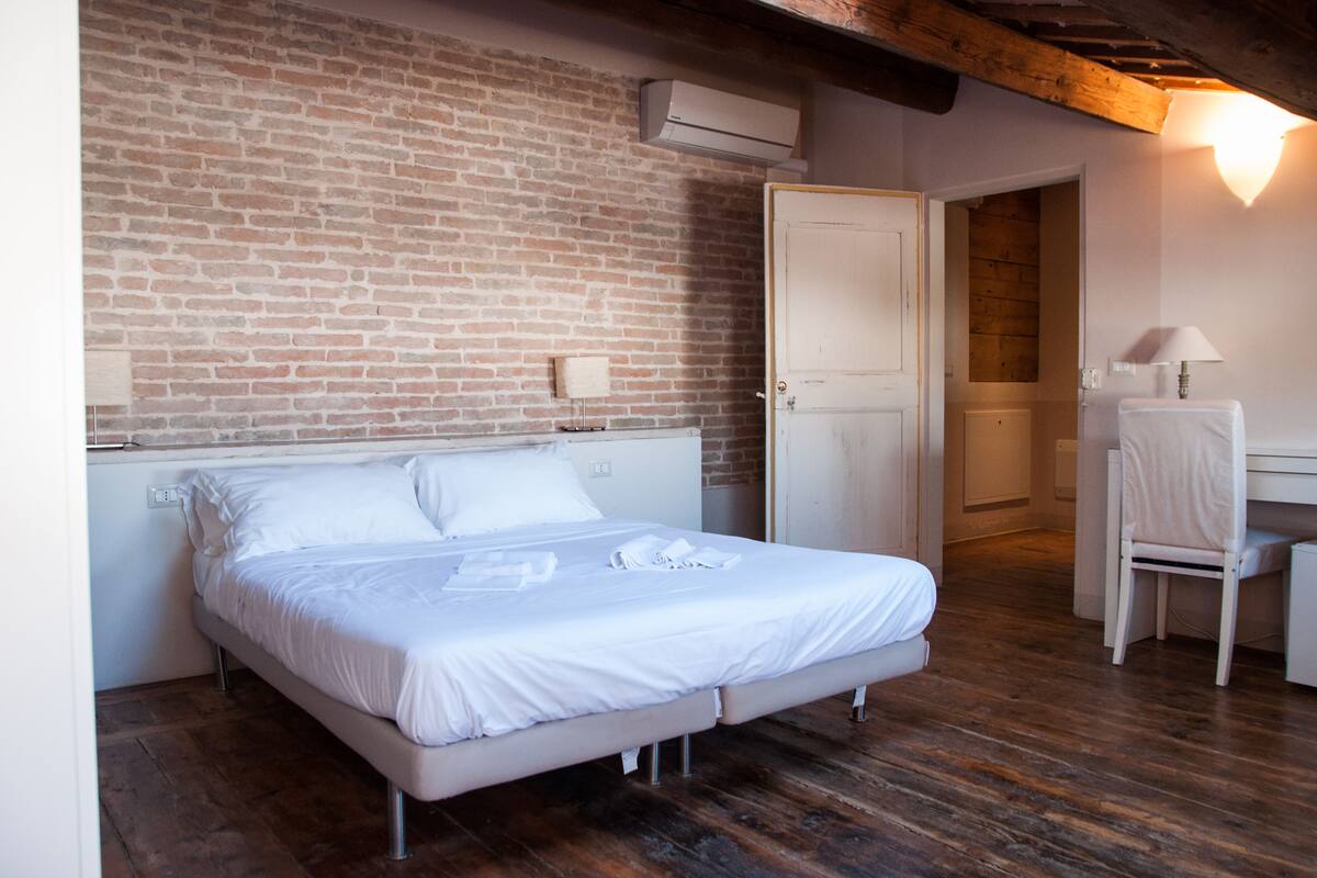 Minibar, desk, cots/infant beds, free WiFi