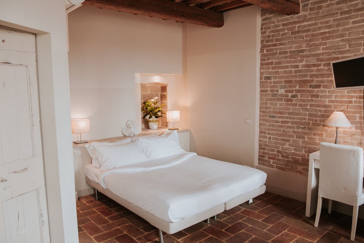 Minibar, desk, cots/infant beds, free WiFi