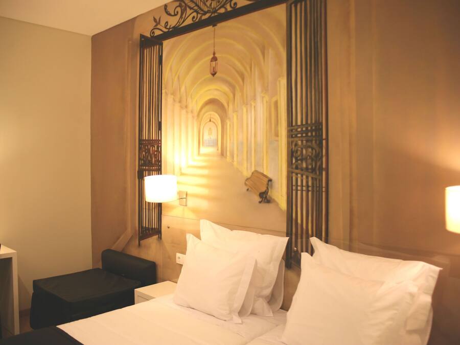 Habitació amb dos llits individuals estàndard, 2 llits individuals, no fumadors | Espai de treball apte per a portàtils i planxa i posts de planxar