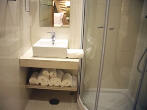 Kostenlose Toilettenartikel, Haartrockner, Handtücher