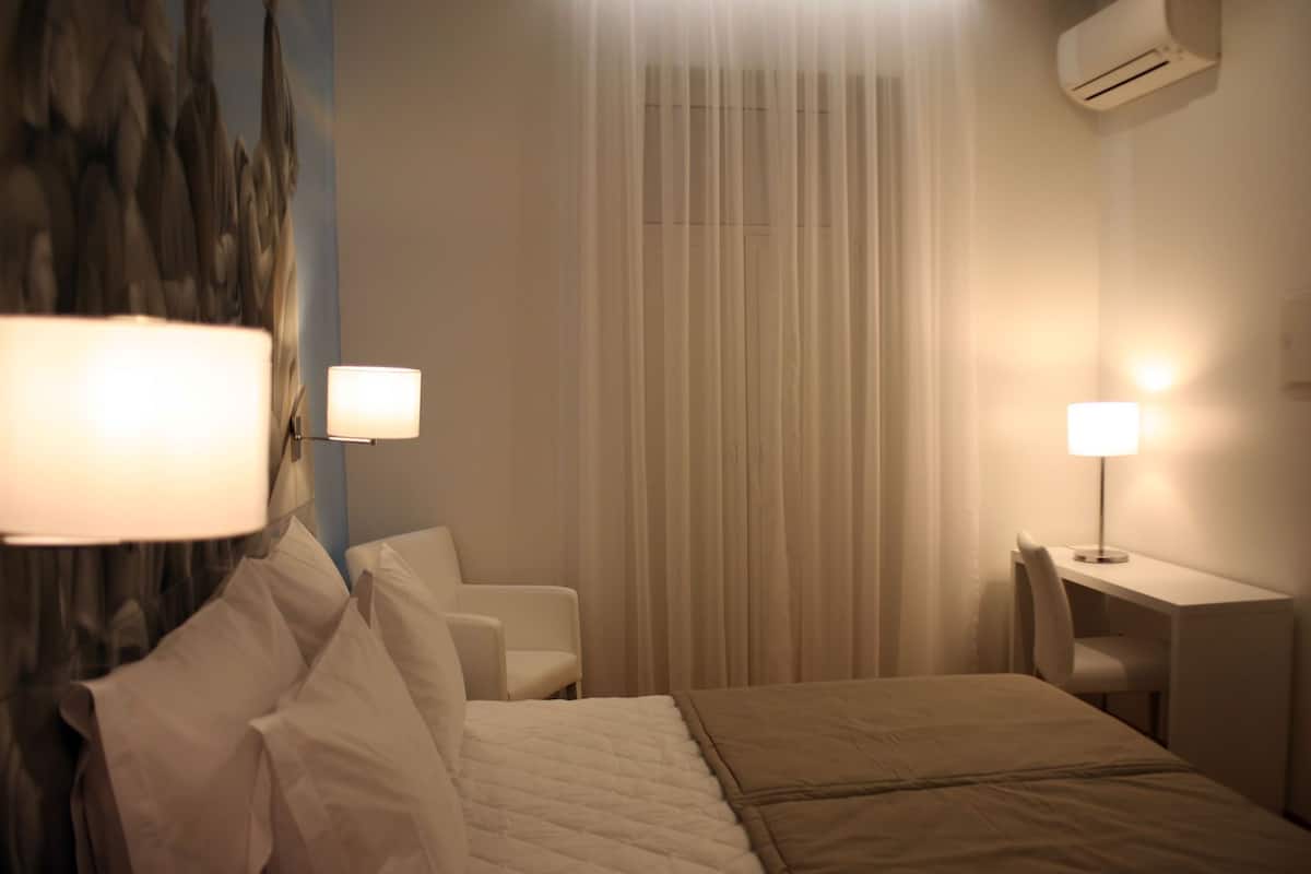 Laptop workspace, iron/ironing board, free WiFi, bed sheets