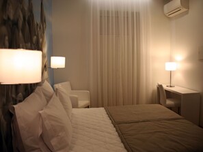 Laptop workspace, iron/ironing board, free WiFi, bed sheets - Lisbon Style Guesthouse (Lisbon)