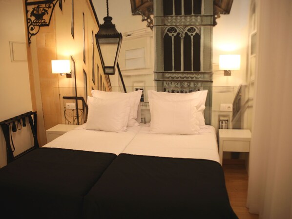 Chambre Standard avec lits jumeaux, 2 lits jumeaux, non-fumeur | Espace de travail pour ordinateurs portables, fer et planche à repasser
