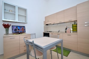 Condo familial, 2 chambres, piscine privée, vue sur le jardin (Località Piricone) | Cuisinette privée | Réfrigérateur grande capacité avec congélateur, vaisselle et ustensiles