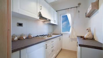 Studio, 1 grand lit, cuisine, en angle | Cuisine privée | Grand réfrigérateur, batterie de cuisine, vaisselle et ustensiles