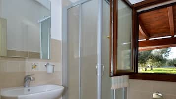 Appartamento familiare, 2 camere da letto, piscina privata, vista giardino (Località Piricone) | Bagno | Doccia, soffione a pioggia, set di cortesia gratuito, bidet