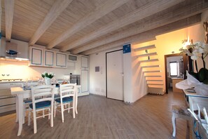 Superior Apartment, 3 Bedrooms (Via Del Mare) | In-room dining