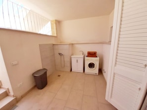 Douche, sèche-cheveux, bidet, serviettes fournies