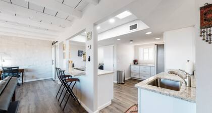 Lovely condo with desert views, on site golf, heated pool, & fitness center