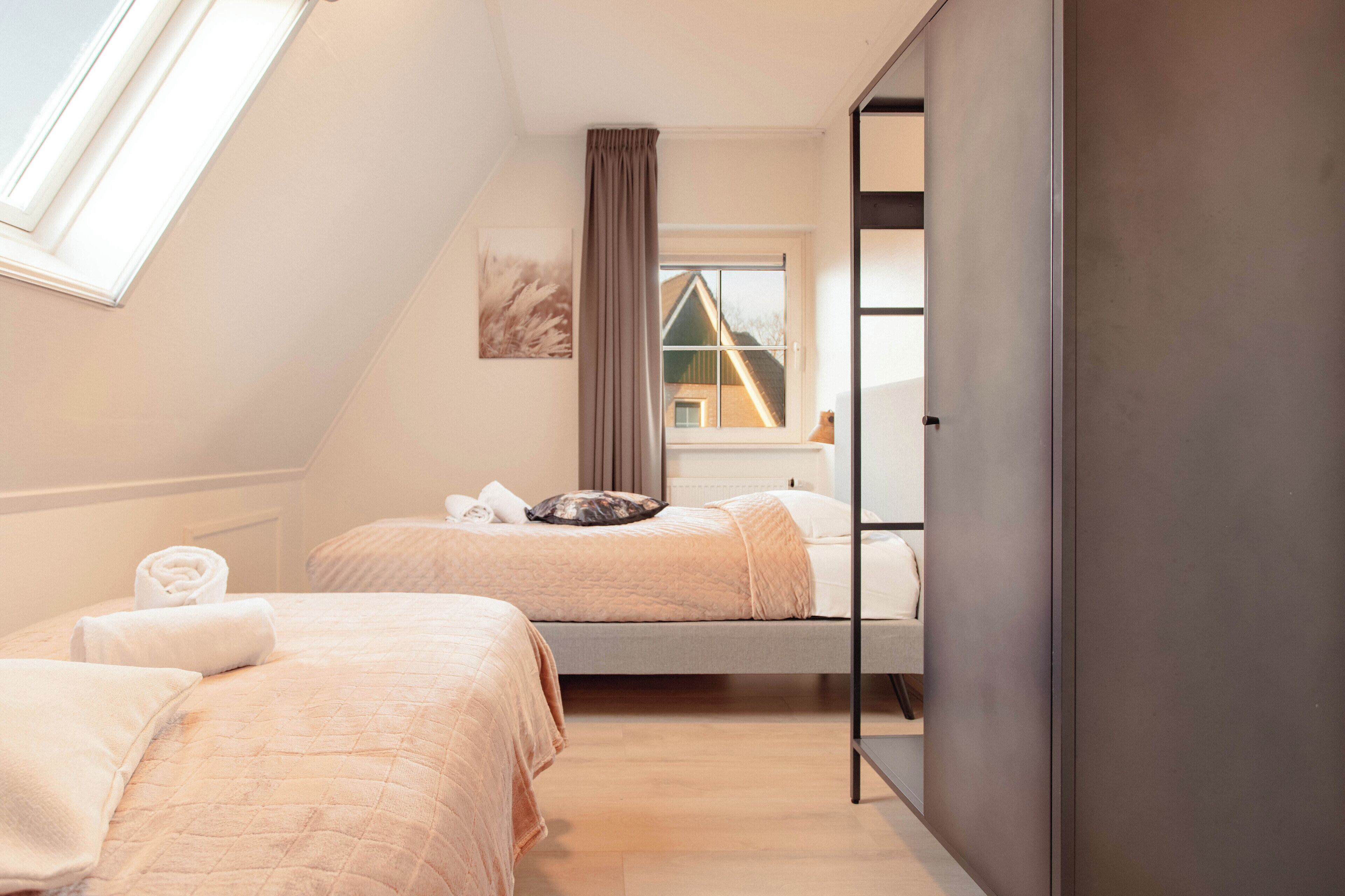 5 slaapkamers, een strijkplank/strijkijzer, wifi