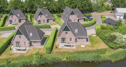 Large group villa with a sauna, a whirlpool, and five bedrooms at the luxurious Beach Resort Makkum by the IJsselmeer.