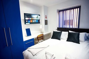 6 bedrooms, desk, iron/ironing board, travel crib