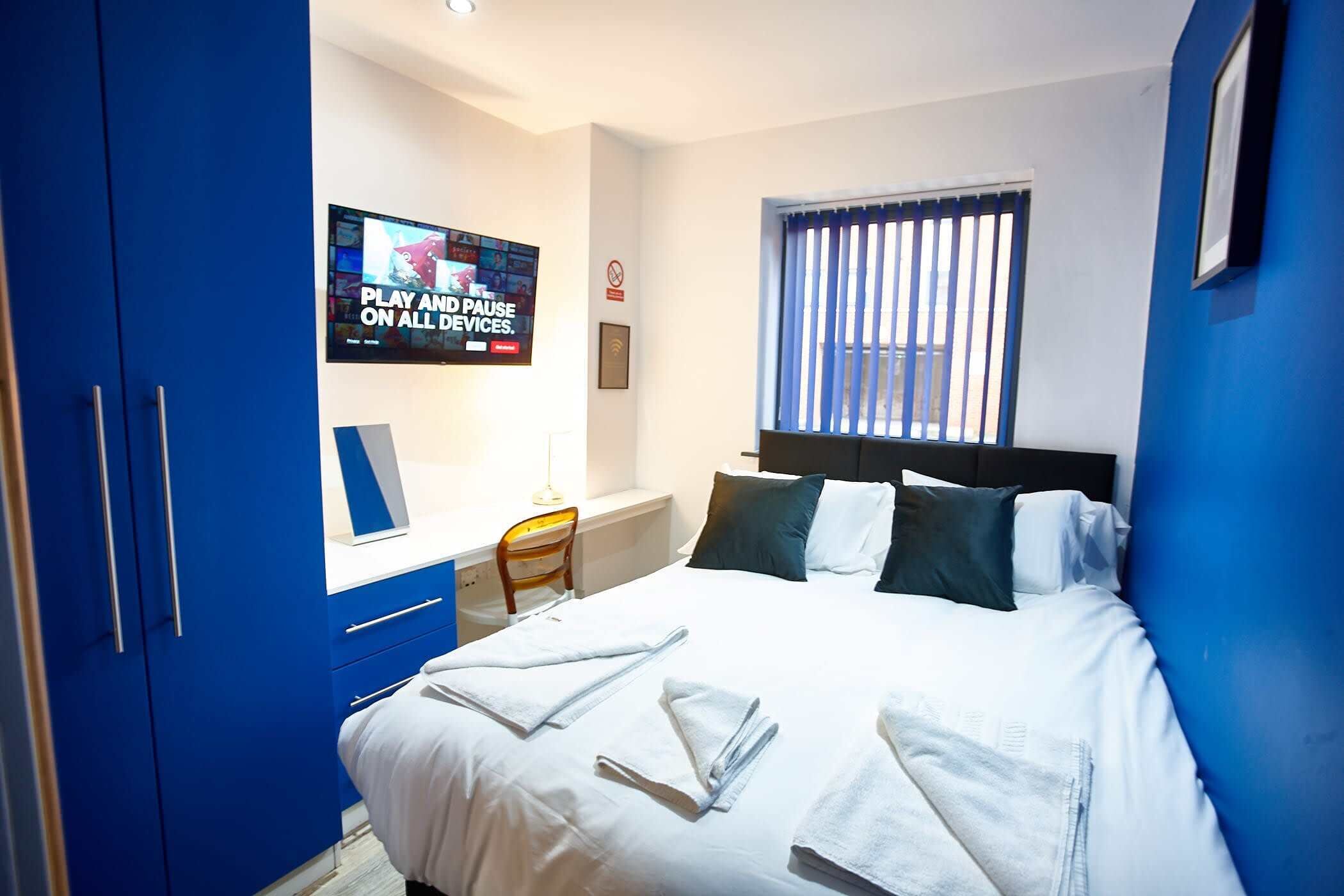 6 slaapkamers, een bureau, een strijkplank/strijkijzer, reisbedje