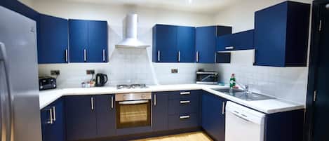 Kühlschrank, Mikrowelle, Ofen, Geschirrspüler
