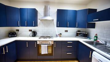 Een koelkast, een magnetron, een oven, een vaatwasser