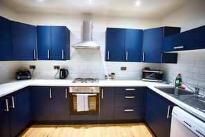 Kjøleskap, mikrobølgeovn, ovn og oppvaskmaskin