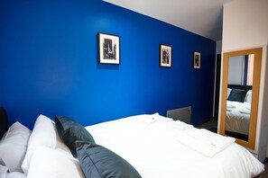 6 bedrooms, desk, iron/ironing board, travel cot