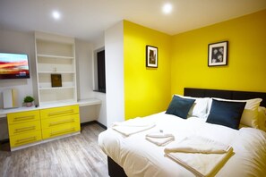 6 عدّة غرف نوم ومكتب ومكواة/لوح كي وسرير سفر